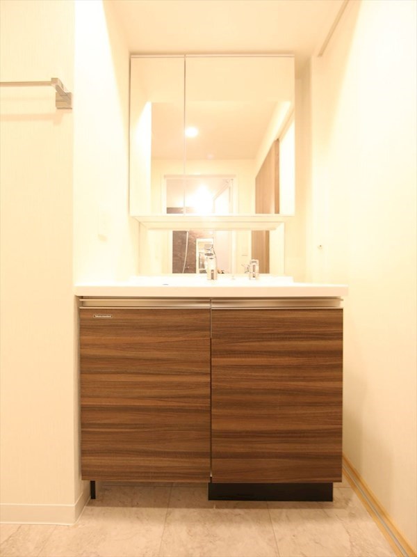 洗面設備　脱衣所　独立洗面台（シャンプードレッサー付）収納スペース有