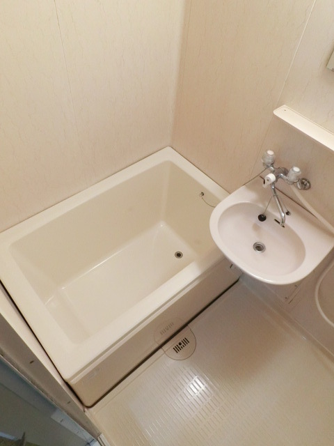 バス・シャワールーム　清潔感のあるバスルームで１日の疲れを癒しましょう。