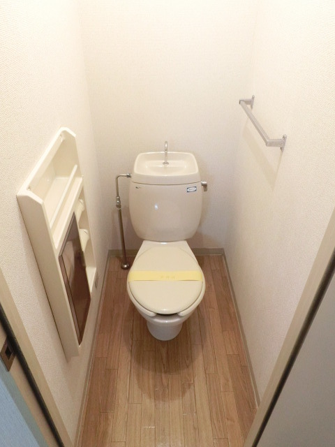 トイレ　収納付きのトイレです。