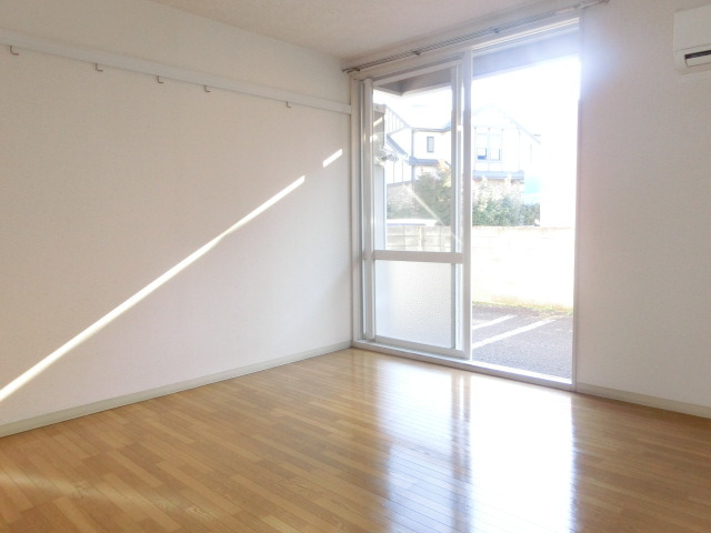 居室・リビング　使いやすい正方形のお部屋。日当たりも良好ですね。