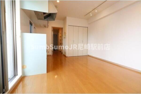 その他部屋・スペース　落ち着いた色調の寝室です