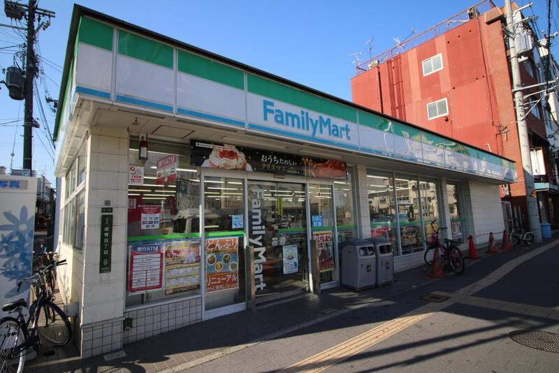 コンビニ　ファミリーマート成育五丁目店（コンビニ）まで212m