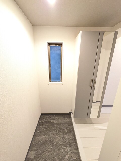 玄関　窓のある玄関です
