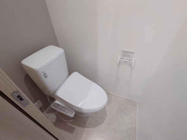 トイレ　落ち着いた色調のトイレです