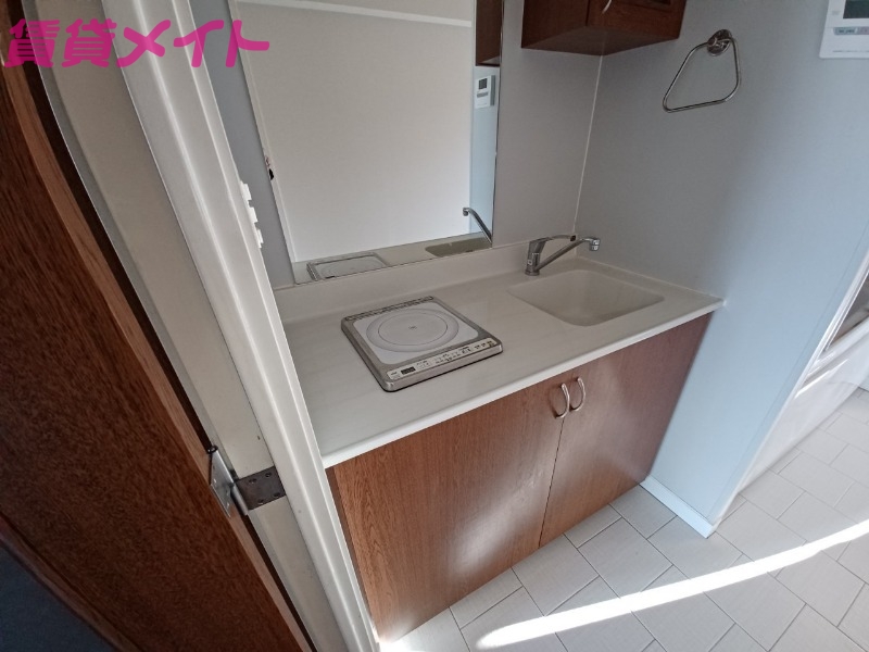 キッチン　同物件の別部屋写真です。