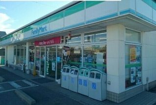 コンビニ　ファミリーマート（コンビニ）まで800m