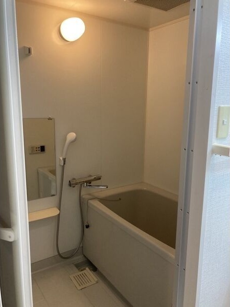 バス・シャワールーム　※写真は同じマンションの違う部屋のものになります。