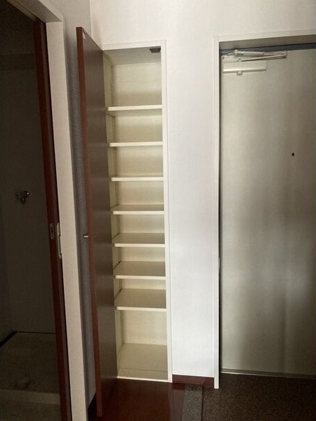 玄関　※写真は同じマンションの違う部屋のものになります。