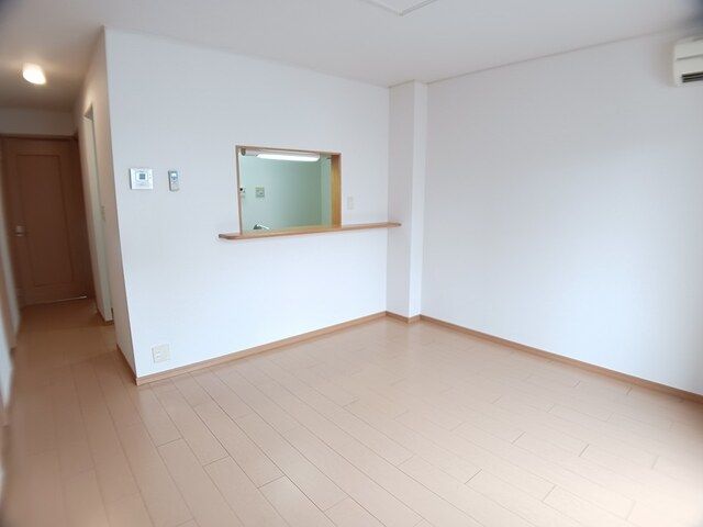 ニューフィールドグローリーIIの居間写真