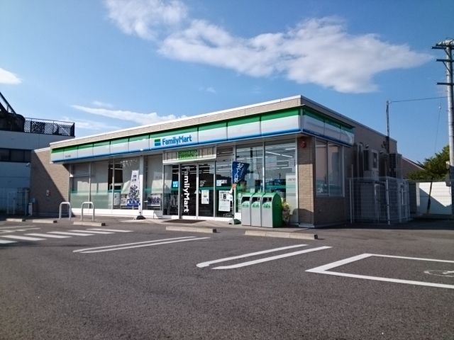 コンビニ　ファミリーマート（コンビニ）まで300m