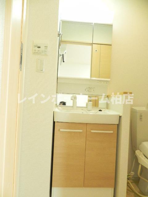洗面設備　シャワー付き洗面台です