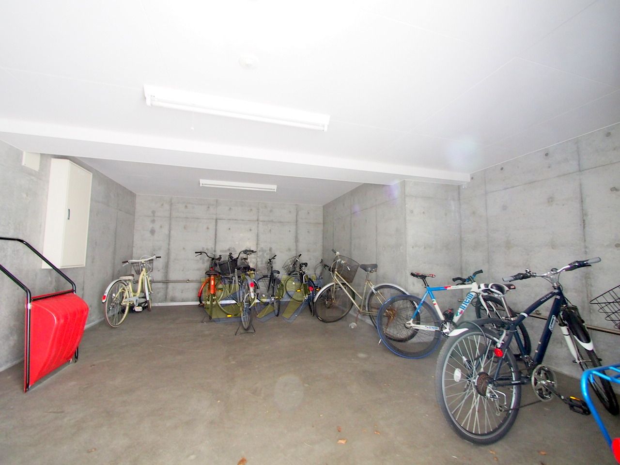 その他共有部分　屋根付き駐輪場完備しています♪