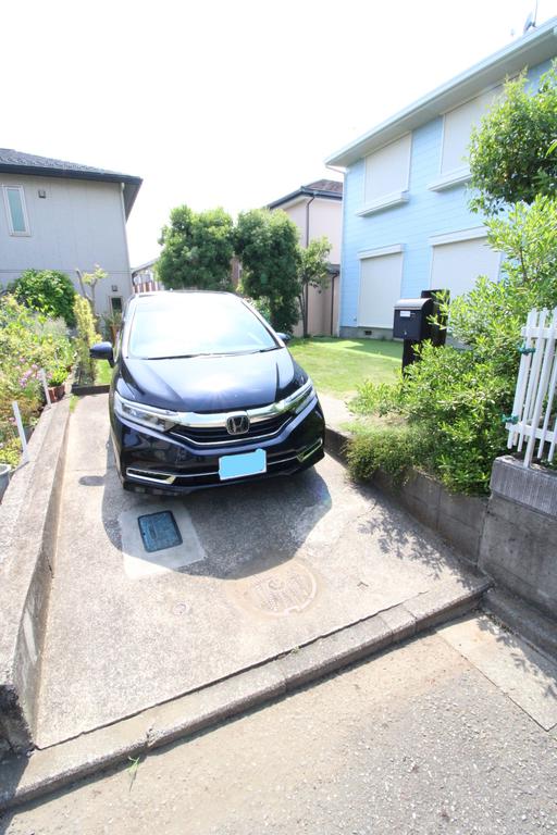 駐車場　出入口も兼ねている為、縦5ｍ幅2.3ｍ以内の車種限定