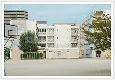 【門真市末広町のマンションの小学校】