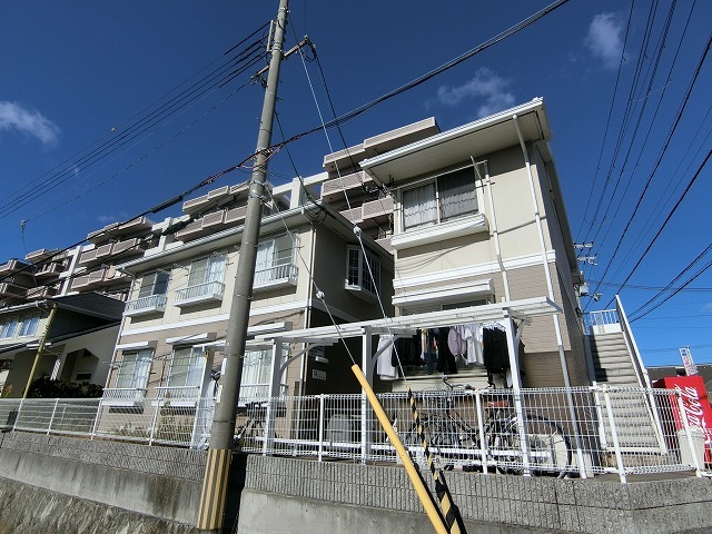 神戸市須磨区多井畑東町のアパートの建物外観