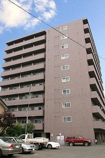 札幌市白石区菊水二条のマンションの建物外観