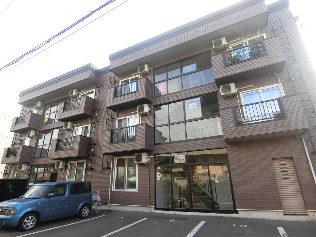 札幌市厚別区厚別西一条のアパートの建物外観