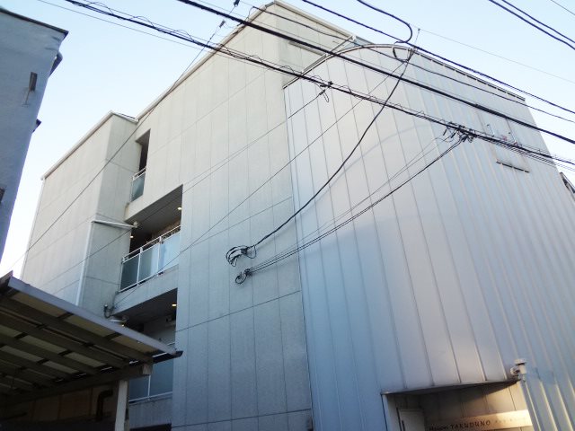 横浜市金沢区六浦東のマンションの建物外観