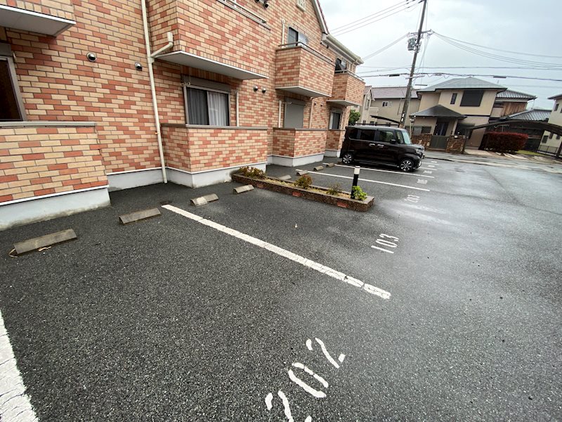 【姫路市飾磨区阿成渡場のアパートの駐車場】