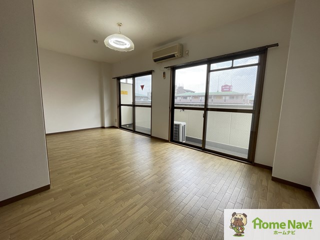 居室・リビング　明るい洋室。エアコン・照明付き