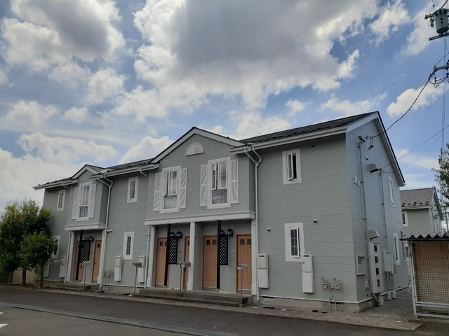 松本市沢村のアパートの建物外観