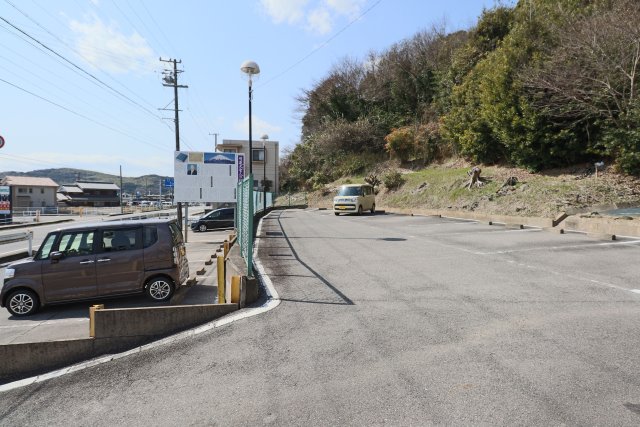 【西尾市西幡豆町のマンションの駐車場】