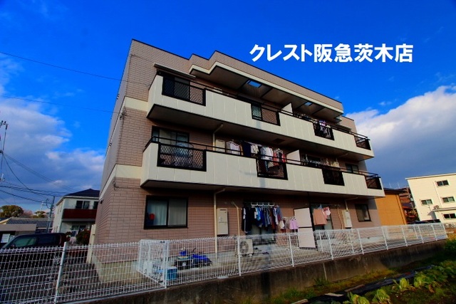 茨木市西河原のマンションの建物外観