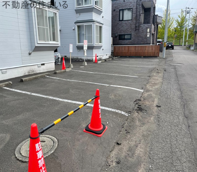 【札幌市南区川沿六条のアパートの駐車場】