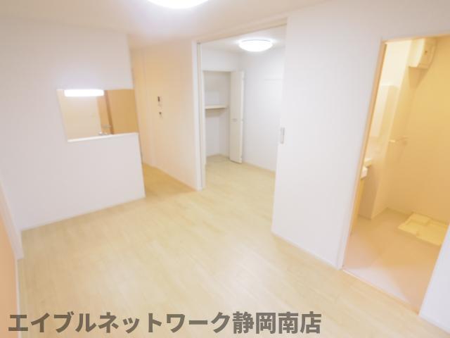 居室・リビング　こちらの居間で趣味の時間をお楽しみください