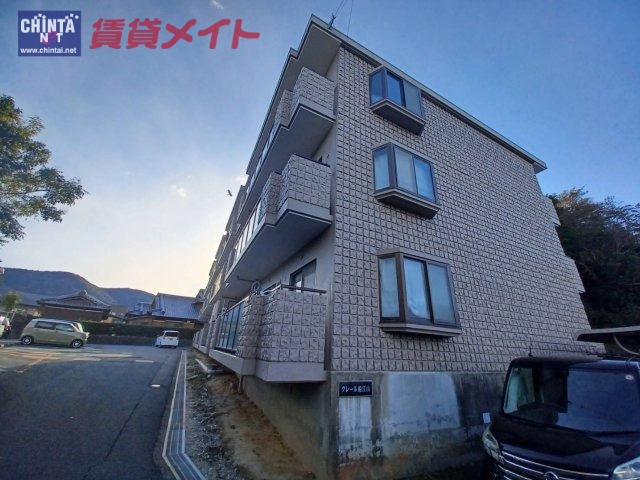 伊勢市勢田町のマンションの建物外観