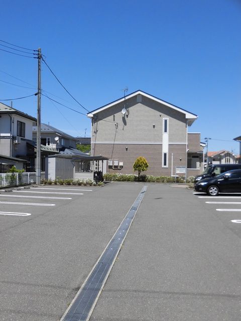 【由利本荘市東梵天のアパートの駐車場】