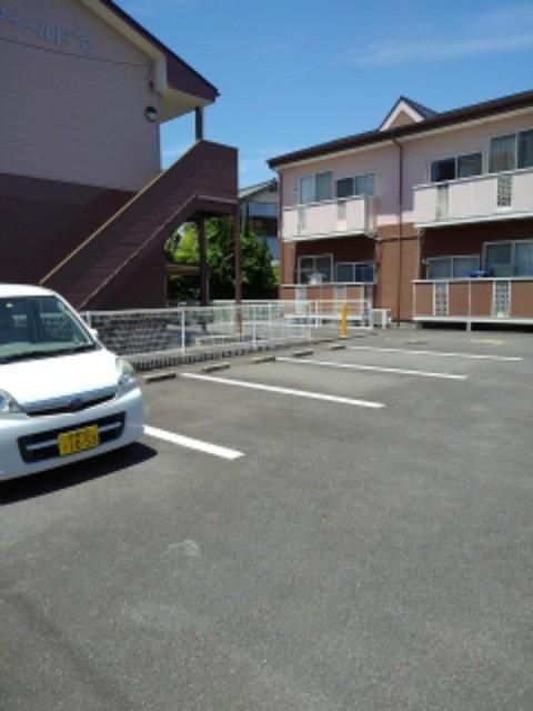 【鈴鹿市岡田のアパートの駐車場】