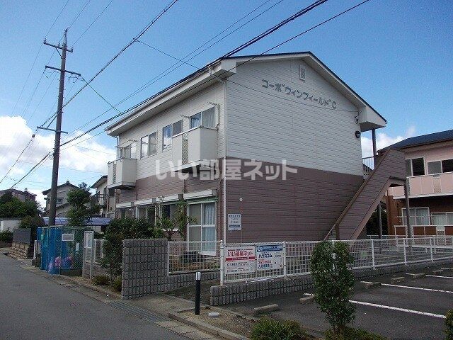 鈴鹿市岡田のアパートの建物外観