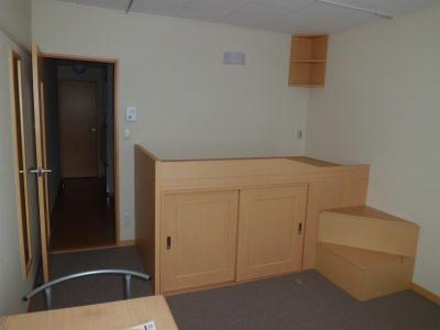 居室・リビング　ベッド下は収納になっています。