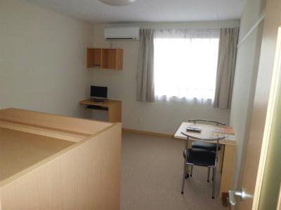 居室・リビング　白木調の建具が印象的な室内。