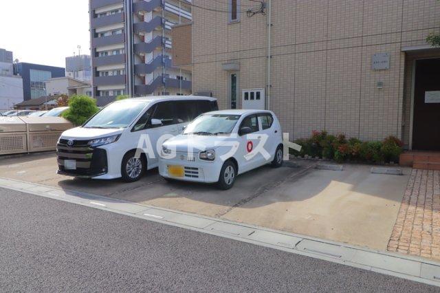 【エストレザンの駐車場】