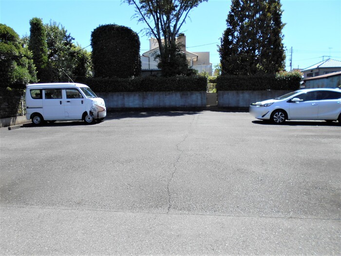 【ファミーユ本町の駐車場】