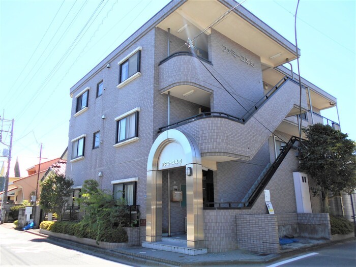 ファミーユ本町の建物外観