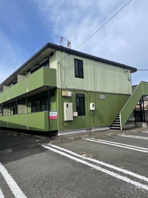 建物外観　日当たり良好です♪駐車場２台付きで安心です。