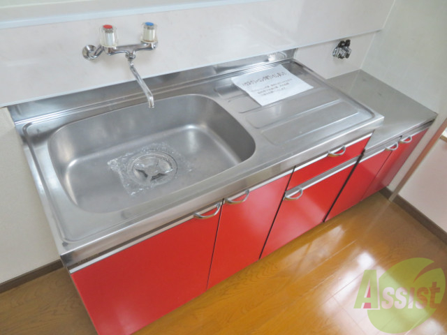 キッチン　レッドが特徴のキッチンは日々のお料理を楽しくしてくれます