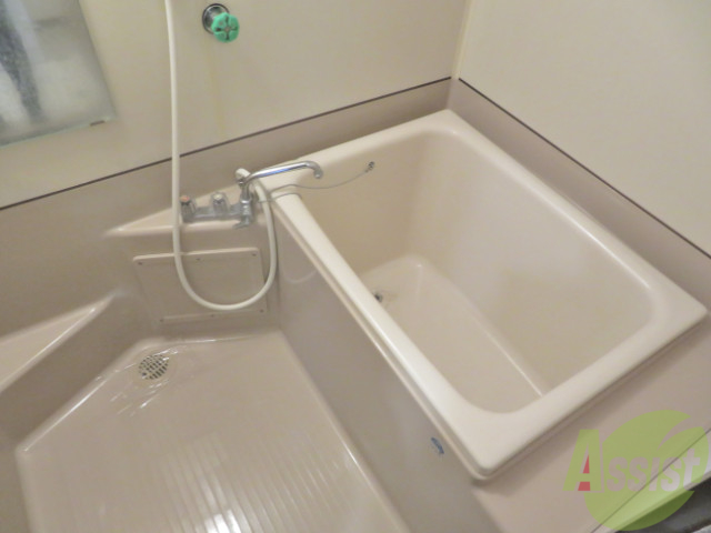 バス・シャワールーム　一日の疲れを癒すお風呂も白を基調とした落ち着く空間です