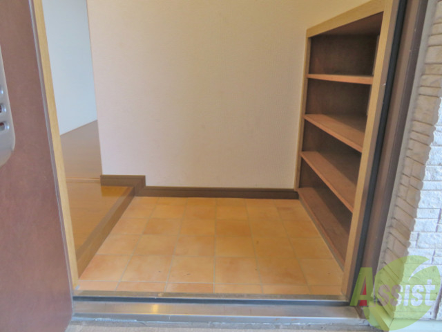 玄関　玄関スペースもゆとりがあり、靴の脱ぎ剥ぎがしやすいですね