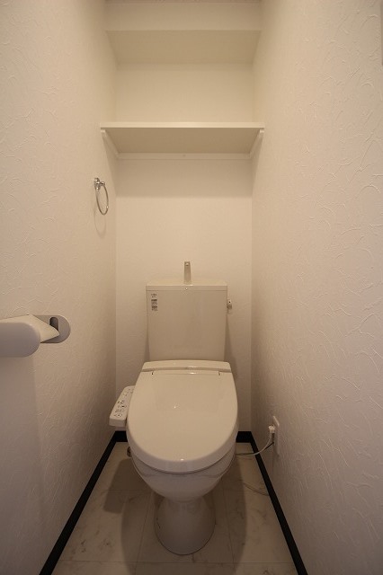 トイレ　同物件別号室の写真です。