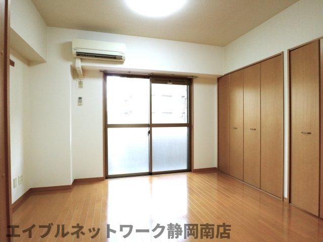 居室・リビング　こちらのリビングで趣味の時間をお楽しみください