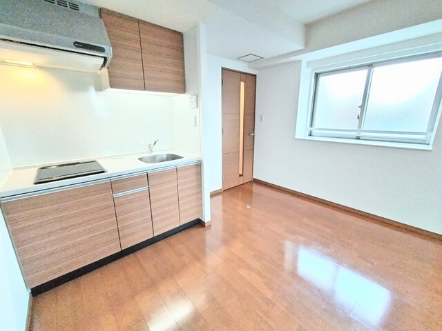 キッチン　★６帖のＤＫには窓があり明るいです★