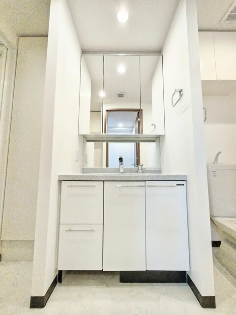 洗面設備　★洗面所には収納豊富な洗面化粧台があります♪★