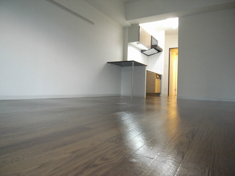 居室・リビング　洋室13.8帖　キッチン（ガスコンロ3口グリル付）