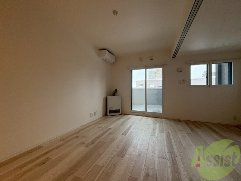 居室・リビング　リビングです。窓が大きくて明るいですね！