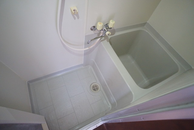 バス・シャワールーム　清潔感のある浴室で、１日の疲れを癒しリラックスできます。