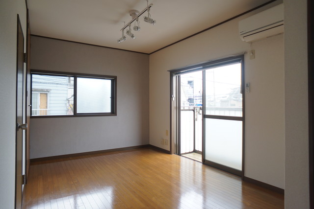 居室・リビング　南西向きの明るい２面採光！風通しももちろん良好です♪